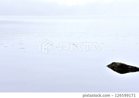 白駒湖平靜的純白湖面 白駒湖平靜的純白湖面 126599171