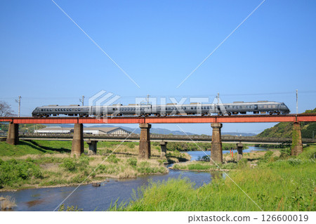 橫跨八坂川的特快列車「日輪」(JR九州787系) 橫跨八坂川的特快列車「日輪」(JR九州787系) 126600019