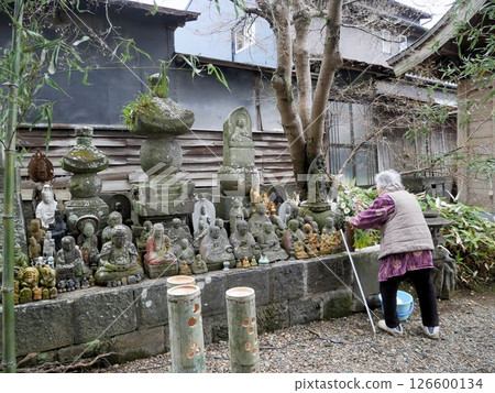 一位老人參觀金剛乘寺(熊本縣山鹿市) 一位老人參觀金剛乘寺(熊本縣山鹿市) 126600134