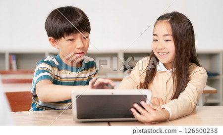 小學男生和女生一起看平板電腦螢幕 126600238