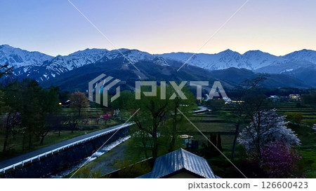 北阿爾卑斯的夕陽，白馬村的春日景色 [長野] 126600423