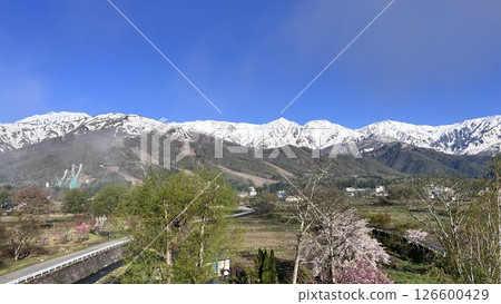 雄偉的白馬山脈和奧林匹克跳台滑雪場在薄霧中顯現[長野縣白馬村] 126600429
