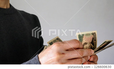 數鈔票的人 126600630