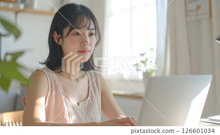 一位在家遠距工作的女性 126601034