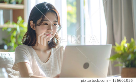 一位在家遠距工作的女性 126601036