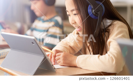 Elementary school students studying while looking at a tablet 126601401