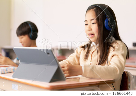 Elementary school students studying while looking at a tablet 126601443