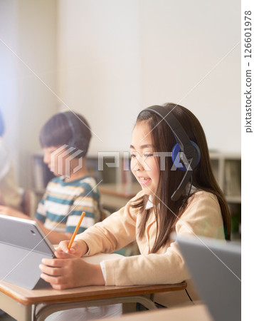 Elementary school students studying while looking at a tablet 126601978