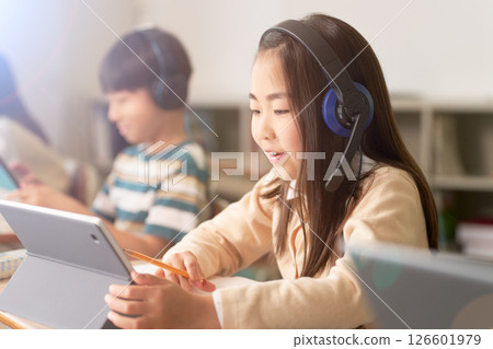 Elementary school students studying while looking at a tablet 126601979