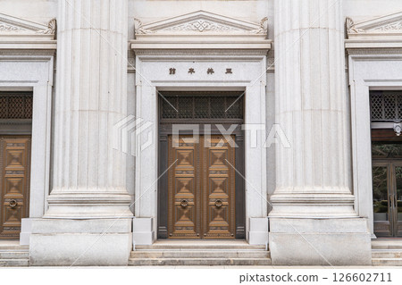 Mitsui Main Building (Sumitomo Mitsui Banking Corporation Nihonbashi Branch) Important Cultural Property Doric marble-finished columns and entrance 126602711