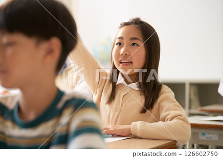 女小學生在課堂上舉手 126602750