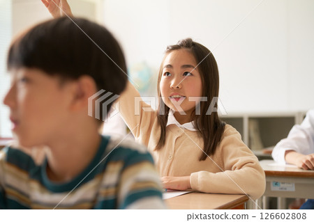 女小學生在課堂上舉手 126602808