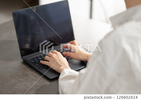 手來操作筆記本電腦 126602814