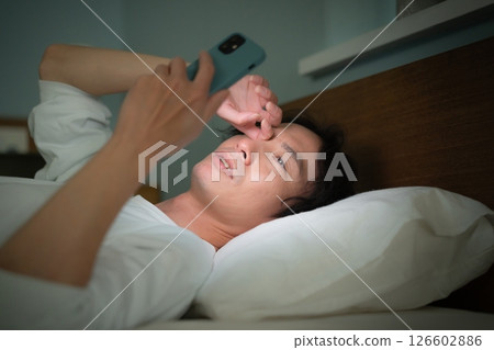 男性智慧型手機床 126602886