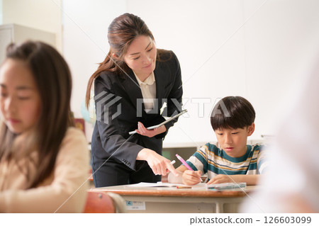 一名正在學習的女小學生和她的老師 126603099