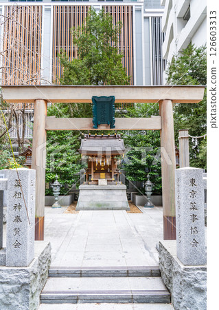 Yakuso Shrine (the god of medicine) enshrined in Fukutoku Forest, Torii gate, Muromachi, Nihonbashi, Chuo-ku, Tokyo 126603313