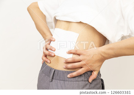 女人的腰部有敷料 126603381