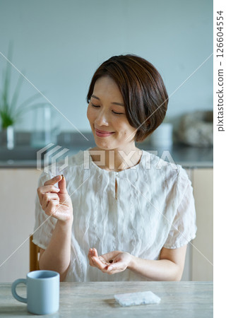 サプリメントを飲む女性 126604554