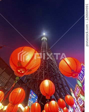 夜晚燈火通明的晴空塔 126604991
