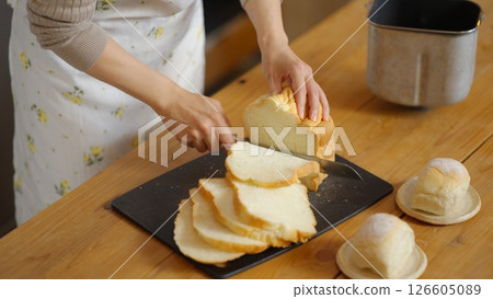 一位 50 多歲的女士利用自己的業餘愛好在家製作麵包 126605089