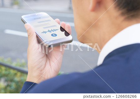 一位商人正在與人工智慧聊天 126608266