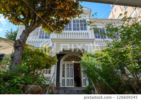 神戶北野町，俯瞰大海的山頂，清新的綠色和異國情調 126609345