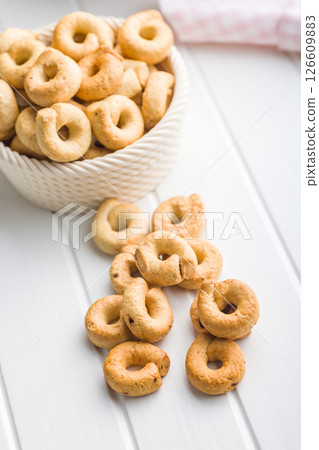 Salted crispy snack rings on kitchen table. 126609883
