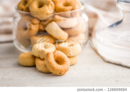Salted crispy snack rings on kitchen table. 126609884
