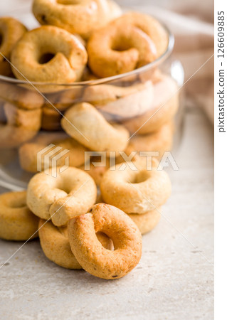 Salted crispy snack rings on kitchen table. 126609885