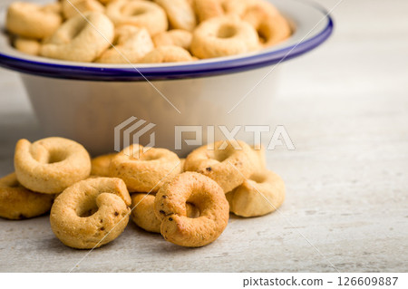 Salted crispy snack rings on kitchen table. 126609887