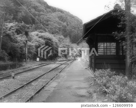 An unmanned station in early summer (20250514133107) 126609959