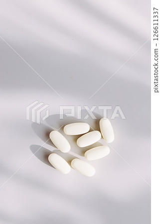 Pills on light background. Medicine theme. 126611337