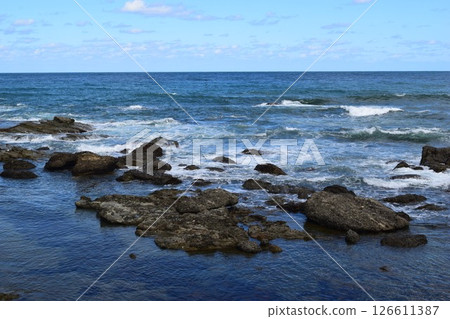 長著奇石的岩石海岸的莊內海岸的岩石景觀 長著奇石的岩石海岸的莊內海岸的岩石景觀 126611387