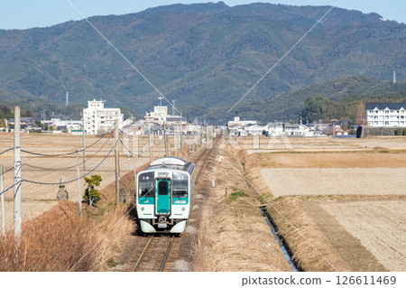 【牟岐線】行駛在田野間的普通列車 126611469
