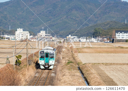 【牟岐線】行駛在田野間的普通列車 126611470