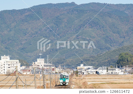 【牟岐線】行駛在田野間的普通列車 126611472