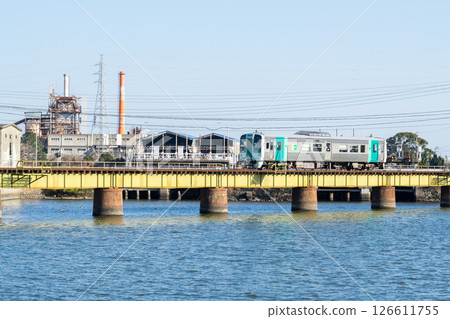 【牟岐線】行駛在橋樑上的普通列車 126611755