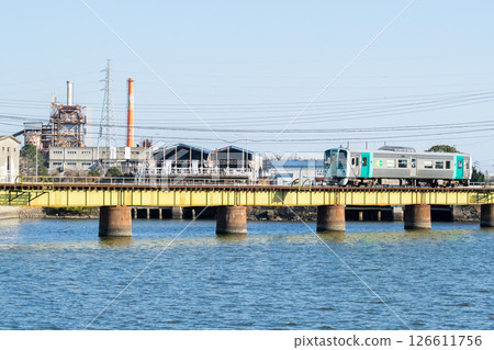 【牟岐線】行駛在橋樑上的普通列車 126611756