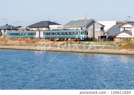 【牟岐線】沿河行駛的特快列車 【牟岐線】沿河行駛的特快列車 126611889