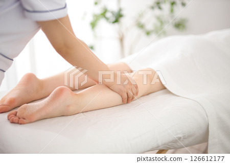 Esthetician Foot massage Female in her 20s 126612177