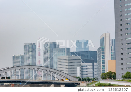 從隅田川露台眺望勝哄橋和汐留地區的建築 126612307