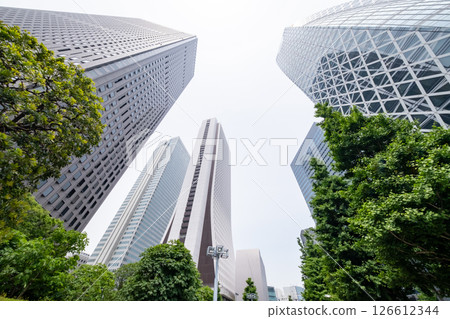 仰望摩天大樓的綠色辦公區 仰望摩天大樓的綠色辦公區 126612344