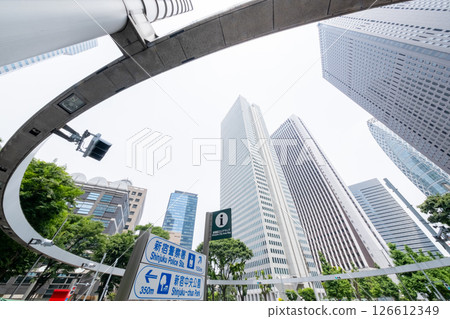 新宿警察署後方的十字路口風景 126612349