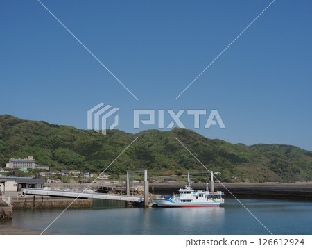 室住港和綠葉如茵的大峰山。牛島定期渡輪抵達(山口縣光市) 室住港和綠葉如茵的大峰山。牛島定期渡輪抵達(山口縣光市) 126612924
