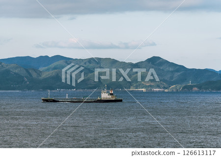 [Tokyo Kyushu Ferry is bound for Mayu Shinmoji, a tanker sailing off the coast of Tosashimizu] 126613117