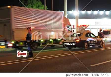 夜間交通事故現場巡邏車與警察控制車道 126613565