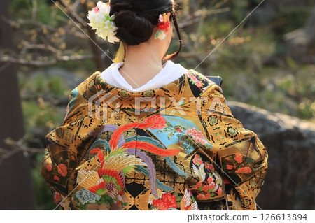 身著彩色打掛的新娘：日式婚禮 126613894