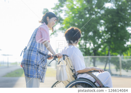 推著輪椅的照顧者 推著輪椅的照顧者 126614084