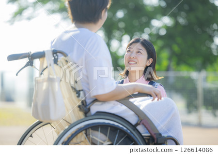 推著輪椅的照顧者 推著輪椅的照顧者 126614086