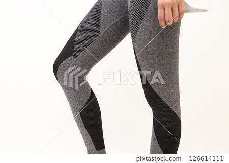 穿運動緊身褲的女人的腿 126614111
